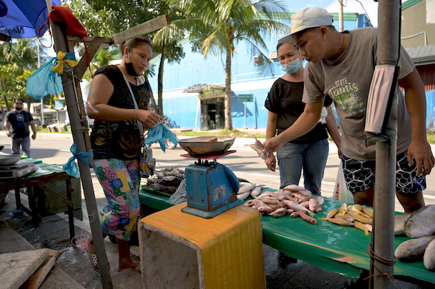 Every day, you can find Rosalie at the fish market near the docks of Iloilo City, providing customers with quality, freshly caught seafood at a fair price. Credit: BRAC/Robert Irven 2022